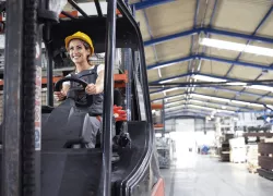 Профессия водителя вилочных погрузчиков (VZV): ключ к успешной карьере в логистике и складском хозяйстве